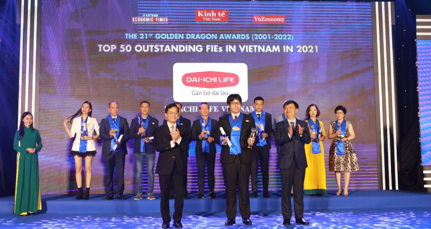Ông Masaki Nakada - Phó Giám đốc Kế hoạch Công ty Dai-ichi Life Việt Nam nhận giải thưởng "Doanh nghiệp Bảo hiểm Nhân thọ hàng đầu Việt Nam"